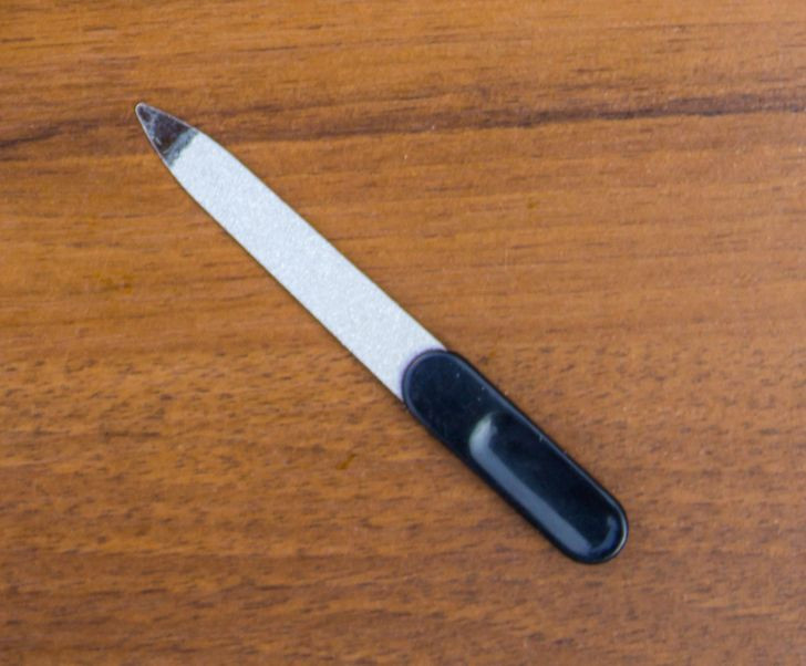 Giũa móng tay kim loại: Đây từng là một loại dũa móng cực kỳ phổ biến. Nó được làm bằng kim loại với các hạt sapphire. Nhưng thật không may, đồ vật này gây hại nhiều hơn lợi. Chúng làm hỏng móng để lại các vết nứt trên móng.