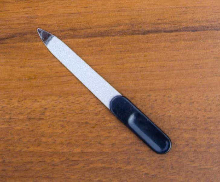 Giũa móng tay kim loại: Đây từng là một loại dũa móng cực kỳ phổ biến. Nó được làm bằng kim loại với các hạt sapphire. Nhưng thật không may, đồ vật này gây hại nhiều hơn lợi. Chúng làm hỏng móng để lại các vết nứt trên móng.