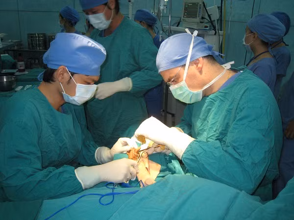 Bac si BV Van Phuc 1 phau thuat chet nguoi: Khi nao can mo thoat vi dia dem-Hinh-2