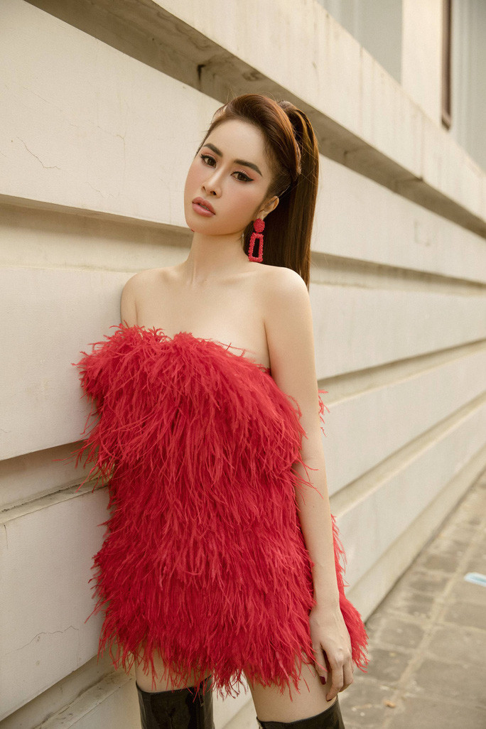 Phan Ngọc Hân gợi ý chọn trang phục xuống phố ngày lễ cho cô nàng sành điệu.