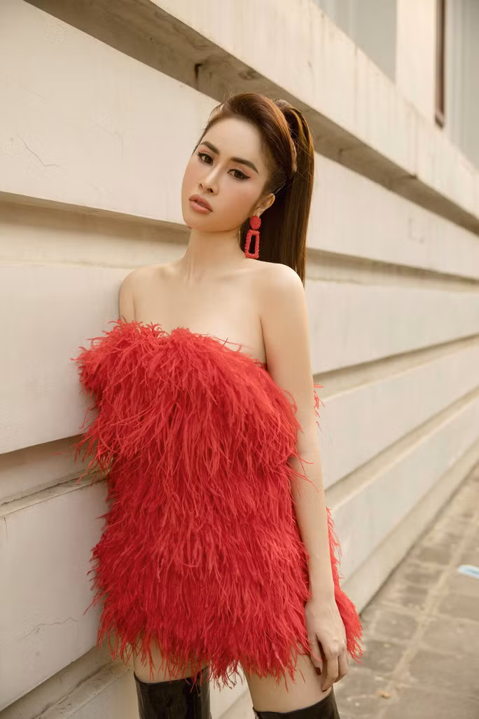 Phan Ngọc Hân gợi ý chọn trang phục xuống phố ngày lễ cho cô nàng sành điệu.