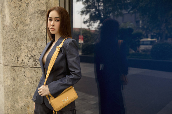 Trong các trang phục thường ngày, Phan Ngọc Hân thường chọn những thiết kế thanh lịch và sang trọng mà vẫn có sự quyến rũ.