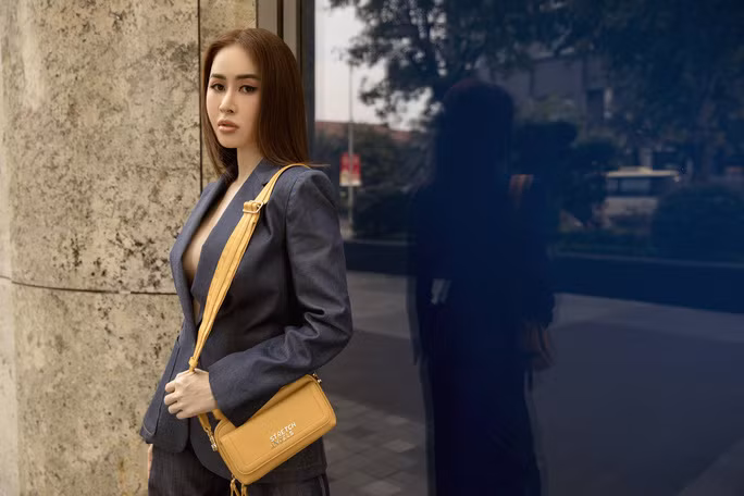 Trong các trang phục thường ngày, Phan Ngọc Hân thường chọn những thiết kế thanh lịch và sang trọng mà vẫn có sự quyến rũ.