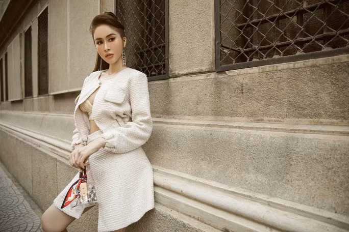 Ngọc Hân thường xuyên lựa chọn cho mình những mẫu váy ngắn để khoe được tối đa đôi chân dài.