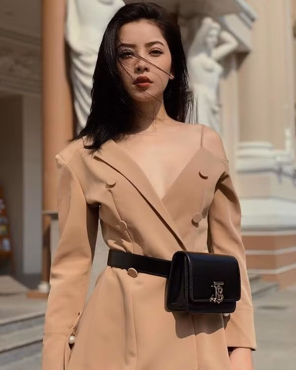 Thiết kế tông màu beige với phom dáng bất đối xứng được nữ ca sĩ mix cùng fanny pack, đồng thời thả rông vòng một hờ hững, gợi cảm.