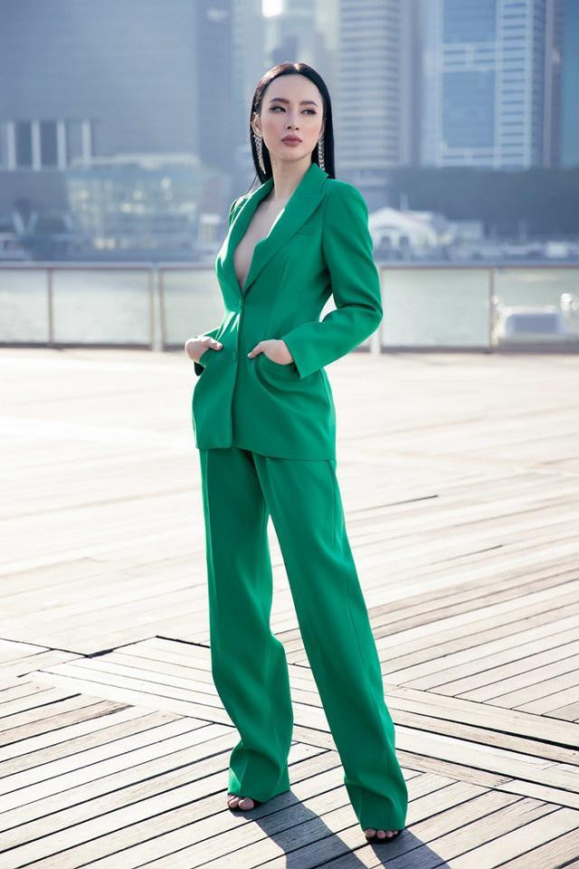 Angela Phương Trinh quá nổi bật với bộ vest không nội y màu xanh.