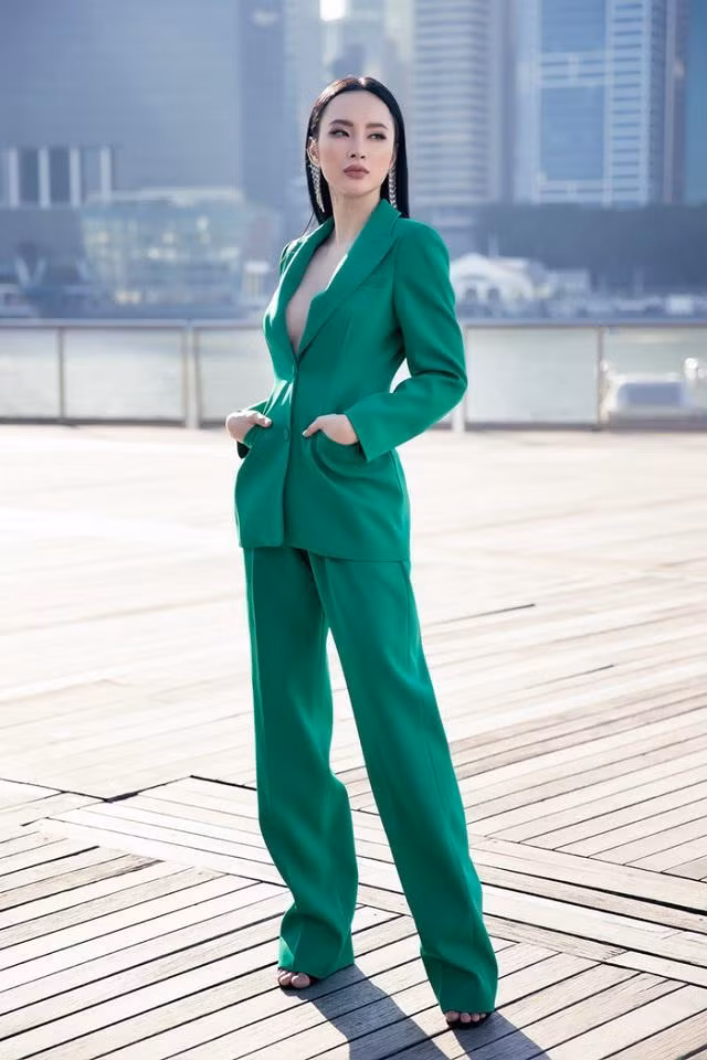 Angela Phương Trinh quá nổi bật với bộ vest không nội y màu xanh.