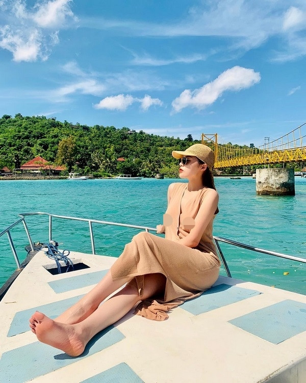 Trong một bộ trang phục kín đáo, Kỳ Duyên vẫn bị phản cảm vì mốt thả rông vòng một.