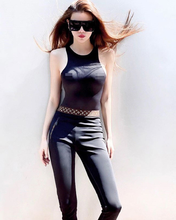 Hồ Ngọc Hà từng bị chỉ trích là kém sang với mốt thả rông trong bộ váy da mỏng tang.