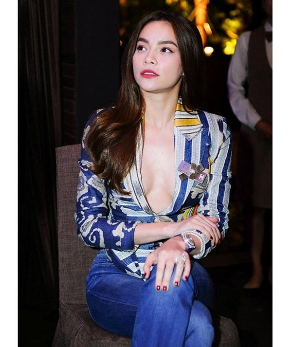 Nữ hoàng giải trí thường xuyên trưng dụng xu hướng bo bra, cô rất tự tin về hình thể cũng như vòng một của mình.