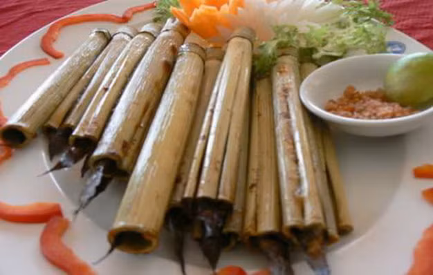 Cá kèo là một đặc sản được người dân miền Tây đặc biệt yêu thích. Cá kèo được chế biến thành nhiều món khác nhau như kho tiêu, cá kèo chiên giòn, cá kèo kho rau răm, cá kèo nướng muối ớt, lẩu mắm cá kèo… Đặc biệt và độc đáo hơn cả vẫn là món cá kèo nướng ống sậy thơm ngon hấp dẫn.