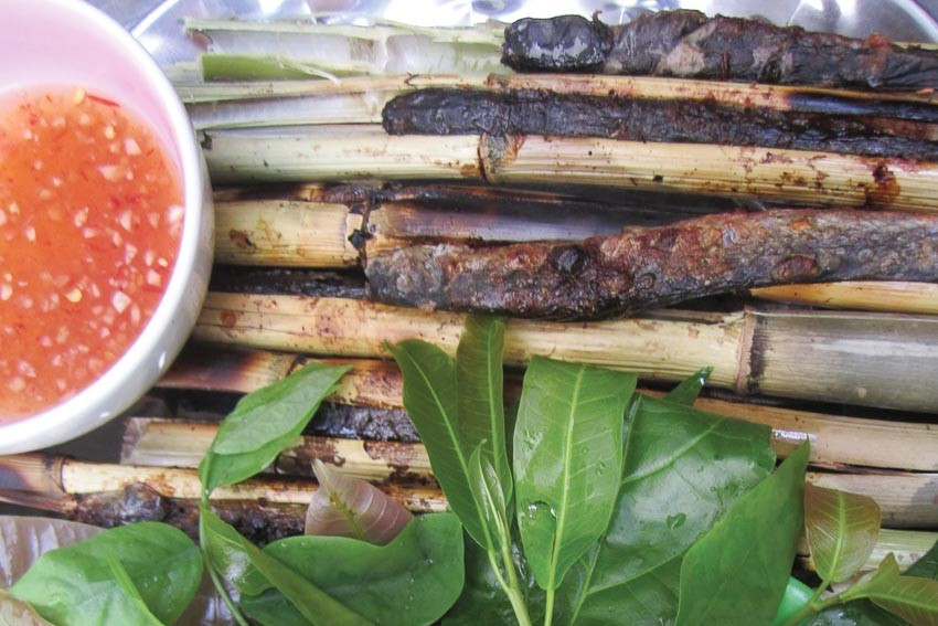 Cho miếng cá kèo nướng vào miệng, bạn sẽ cảm nhận được sự hòa quyện giữa vị ngọt của thịt cá cùng hương thơm đặc trưng của sậy. Đặc biệt, dân sành ăn không bao giờ bỏ phần ngon nhất của cá kèo là bụng và mật đắng mà béo ngậy, ăn một lần thì khó mà quên được.