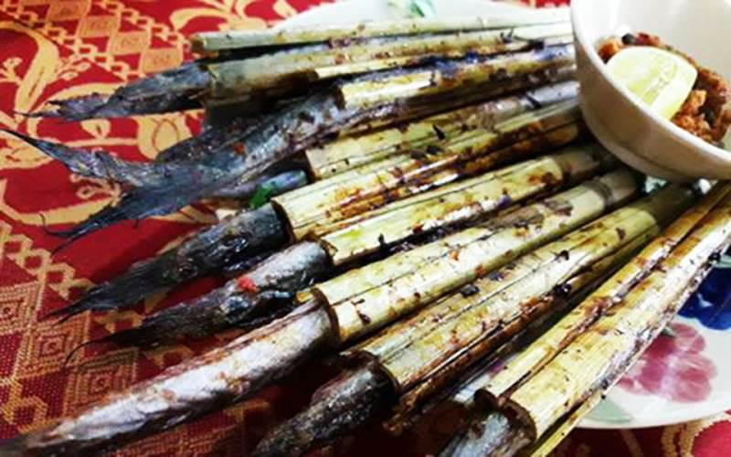 Tuy nhiên, để món ăn thêm phần phong phú, cá kèo nướng ống sậy có thể dùng để cuốn bánh tráng với bún, thêm ít rau thơm, cải, chuối xanh…