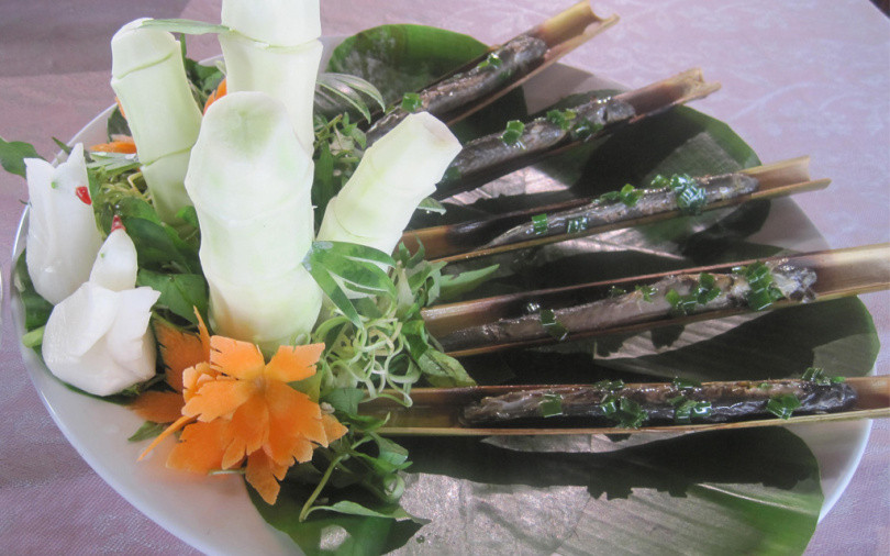 Cá kèo nướng ống sậy bản thân nó đã mang chứa đựng sự tinh tế của ẩm thực của người miền Tây, khi ăn có thể không cần thêm phụ liệu gì ngoài chén nước chấm chua cay hoặc đơn giản hơn là muối tiêu chanh.