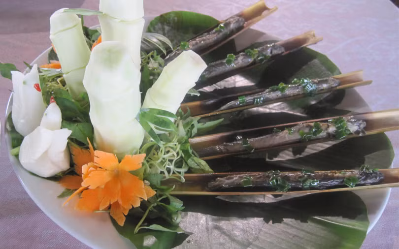 Cá kèo nướng ống sậy bản thân nó đã mang chứa đựng sự tinh tế của ẩm thực của người miền Tây, khi ăn có thể không cần thêm phụ liệu gì ngoài chén nước chấm chua cay hoặc đơn giản hơn là muối tiêu chanh.