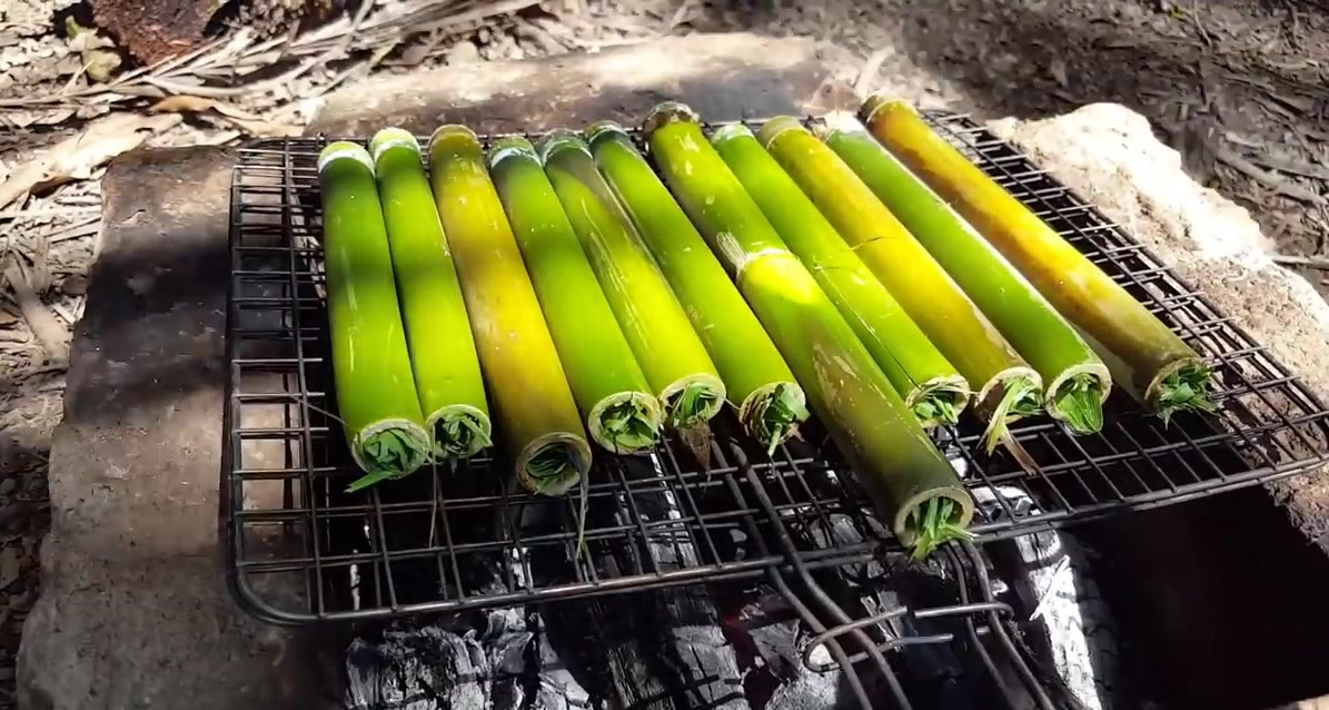 Khi ống sậy vừa vàng, xẹp xuống nhanh là cá cũng vừa chín nhờ sức nóng của nước ống sậy tiết ra.