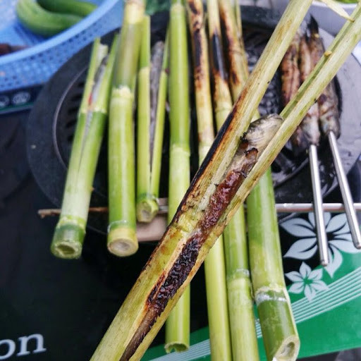 Giờ đây, cá kèo nướng ống sậy không còn là món ăn “nhà nghèo” của người miền Tây nữa. Cách chế biến độc đáo lại đậm đà hương vị miền sông nước, cá kèo nướng ống sậy với các bày trí sang trọng hơn đã thành đặc sản thu hút thực khách trong nhà hàng, khu du lịch ở miền Tây. Ảnh: Internet.