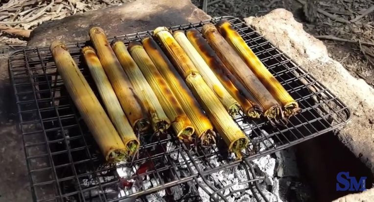 Cách nướng trực tiếp này làm cho cá kèo mềm hơn, ngọt hơn, nhất là nước ống sậy chảy ra thấm vào từng con cá kèo khiến mùi vị món ăn trở nên đặc biệt.