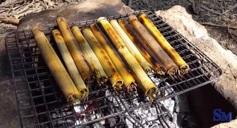 Cách nướng trực tiếp này làm cho cá kèo mềm hơn, ngọt hơn, nhất là nước ống sậy chảy ra thấm vào từng con cá kèo khiến mùi vị món ăn trở nên đặc biệt.