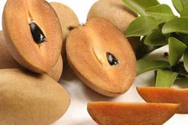 Hồng xiêm: Những quả hồng xiêm to, mọng nhưng nhiều người lại ái ngại không dám mua. Lý do bởi hồng xiêm bắt mắt thường bị ngâm qua loại dung dịch được cho là bột sắt hòa với nước.