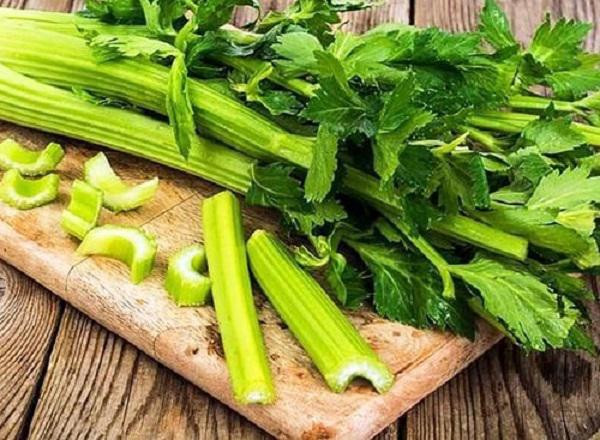 Cần tây: Trong rau cần tây thường có khoảng 64 chất "kịch độc" không thể bị loại bỏ bởi nước, cho dù bạn có rửa bao nhiêu lần đi nữa. Theo đó, rau cần tây hấp thụ chất lỏng từ lòng đất cực tốt, nhưng các chất hoá học cũng theo đó mà bị rau hấp thụ vào trong thân, lá và đi vào cơ thể con người.