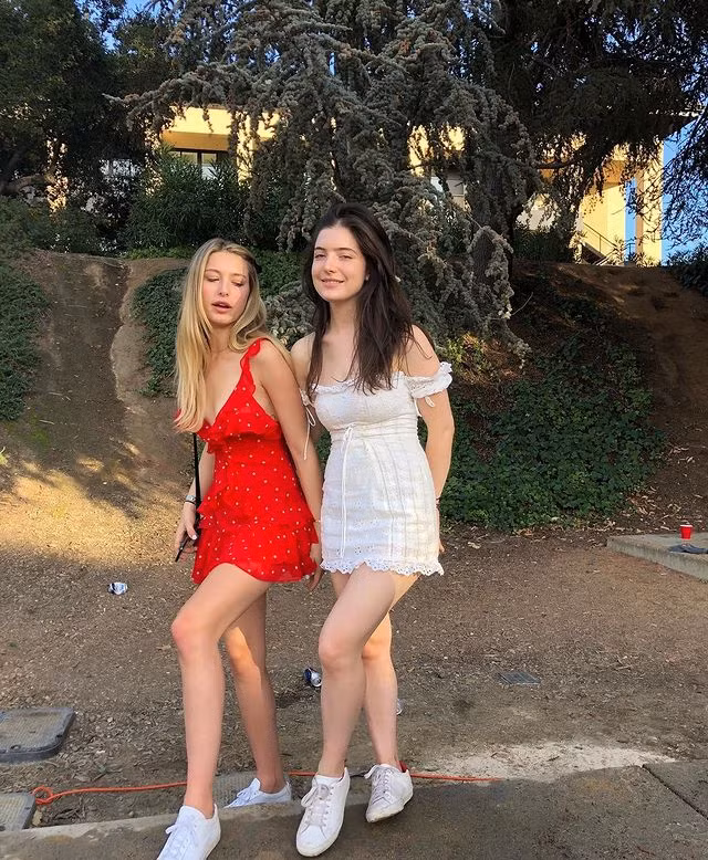 Khi đi chơi với bạn, Eve diện chiếc đầm đỏ hai dây cực nóng bỏng và nổi bật.