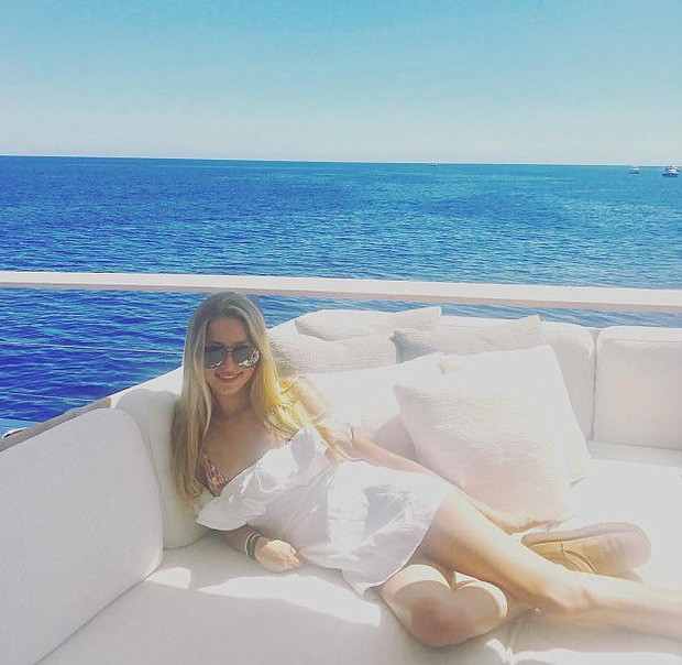 Trong các chuyến du lịch sang chảnh, Eve Jobs thoải mái diện các trang phục gợi cảm cực ngắn khoe vóc dáng nuột nà.