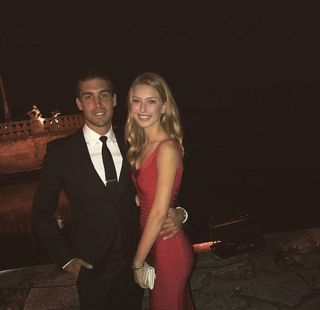 Cô nàng 22 tuổi diện đầm ôm sát tôn vóc dáng cực nhỏ nhắn.