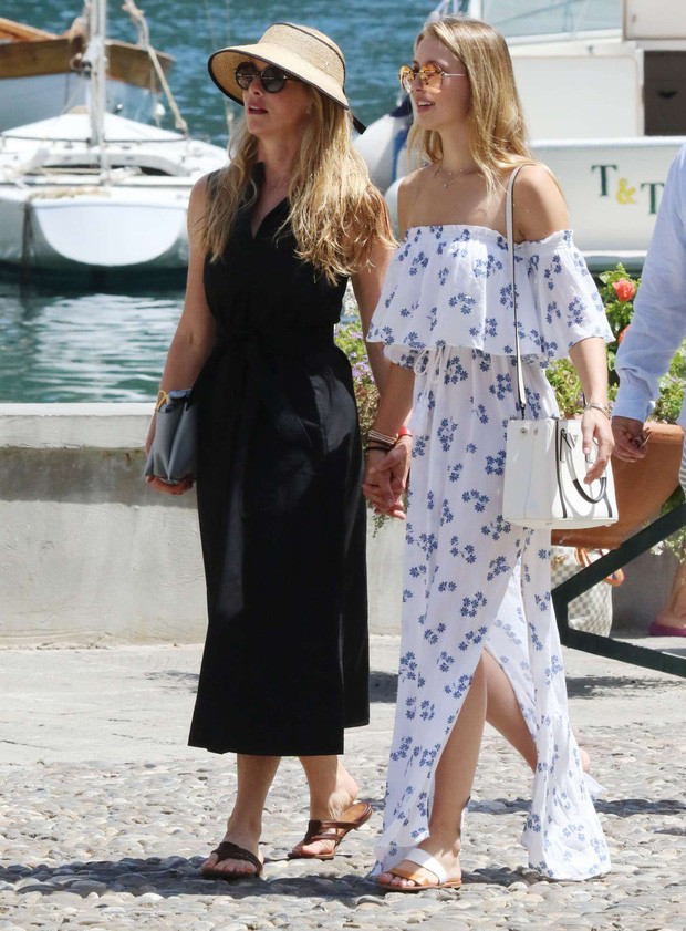 Ái nữ nhà Steve Jobs diện váy trễ vai với đường xẻ cao quyến rũ khi xuống phố cùng mẹ.