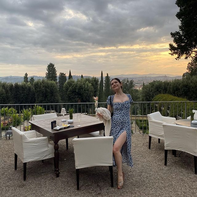 Chiếc đầm xẻ đùi cao giúp nàng ái nữ nhà tỷ phú khoe chân dài trắng nõn.