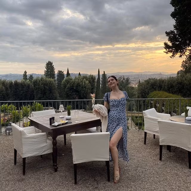 Chiếc đầm xẻ đùi cao giúp nàng ái nữ nhà tỷ phú khoe chân dài trắng nõn.