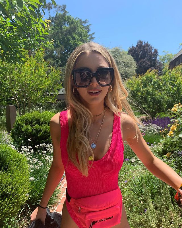 Nàng ái nữ khoe dáng cực nuột với chiếc áo tắm màu hồng rực rỡ. Ảnh: IG.