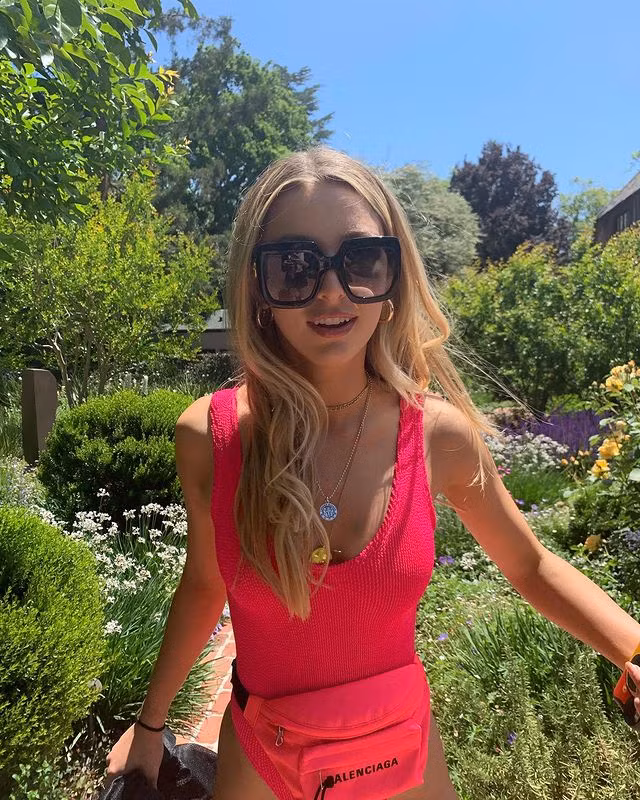 Nàng ái nữ khoe dáng cực nuột với chiếc áo tắm màu hồng rực rỡ. Ảnh: IG.