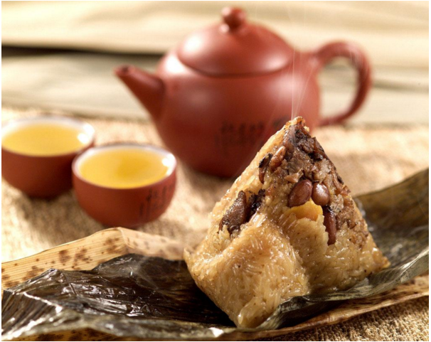 Bánh hấp Zongzi cũng là một trong những món ăn may mắn trong dịp đầu năm mới của người dân Trung Quốc. Món ăn truyền thống này có ý nghĩa biểu trưng cho một vụ thu hoạch ngũ cốc bội thu trong năm tới. Bánh đơn giản được làm từ gạo nếp, đậu phộng, hạt dẻ Trung Quốc, thịt lợn và gói lại bằng lá tre.
