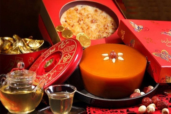 Bánh gạo Nian Gao: Vào ngày đầu năm mới, người dân Trung Quốc thường ăn bánh Nian Gao với mong ước một năm mới luôn tốt đẹp. Cái tên Nian Gao đồng âm với từ "một năm mới cao” nghĩa là một năm mới ngày càng tốt đẹp, ngày càng phát triển và sung túc hơn.