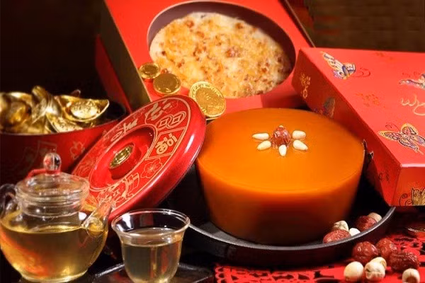 Bánh gạo Nian Gao: Vào ngày đầu năm mới, người dân Trung Quốc thường ăn bánh Nian Gao với mong ước một năm mới luôn tốt đẹp. Cái tên Nian Gao đồng âm với từ "một năm mới cao” nghĩa là một năm mới ngày càng tốt đẹp, ngày càng phát triển và sung túc hơn.
