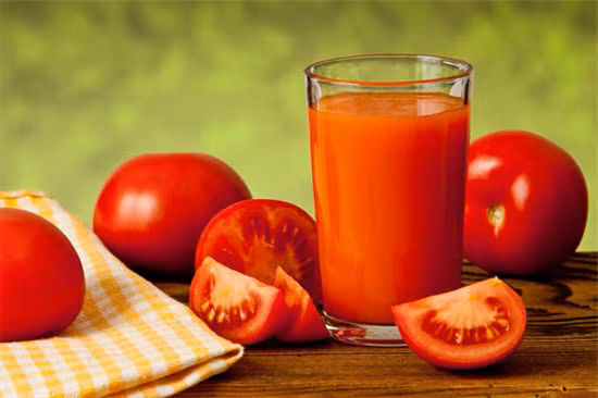 Nước ép cà chua: Nước ép cà chua giàu vitamin và khoáng chất, kích thích trao đổi chất, đốt cháy chất béo dư thừa. Bên cạnh đó, lycopene trong cà chua còn giúp hấp thụ rất các chất béo trong cơ thể. Ảnh: Internet.