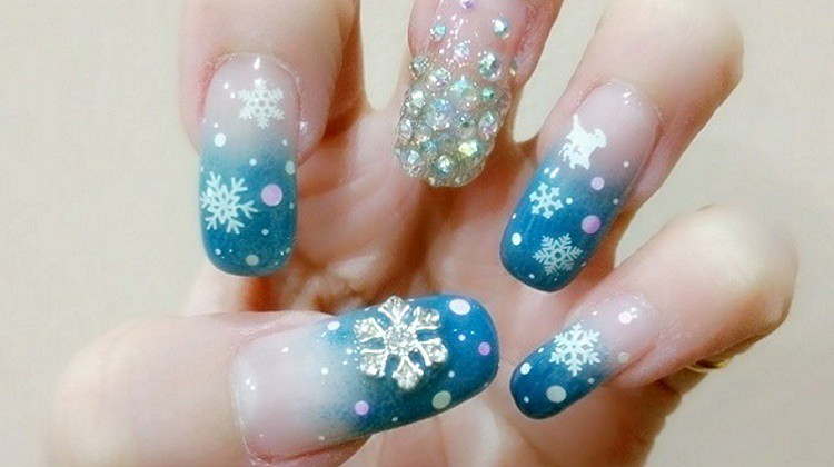 Nếu không thích màu đỏ, bạn cũng có thể chọn mẫu nail màu xanh nước biển gắn đá lung linh.