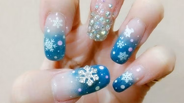 Nếu không thích màu đỏ, bạn cũng có thể chọn mẫu nail màu xanh nước biển gắn đá lung linh.