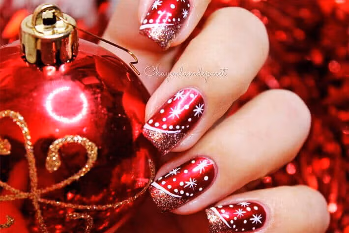 Những mẫu nail Giáng sinh với hình ảnh ông già Noel, ông già tuyết, chú tuần lộc, hay bông tuyết trắng… sẽ là những gợi ý tuyệt vời để bạn làm đẹp cho bộ móng tay của mình.