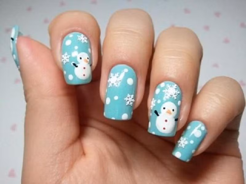 Một kiểu nail hình ông già Noel và bông tuyết mang đậm không khí ngày Giáng sinh.