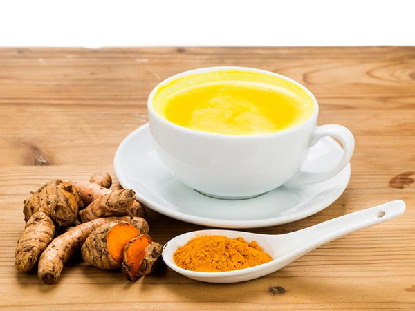 3. Giảm mức cholesterol: Curcumin trong nghệ đã được chứng minh có tác dụng giữ cho trái tim khỏe mạnh bằng cách giảm mức cholesterol LDL (có hại). Mức cholesterol LDL tăng làm tăng nguy cơ bệnh tim, bệnh mạch vành và đột quỵ và uống trà nghệ làm giảm những nguy cơ sức khỏe này.