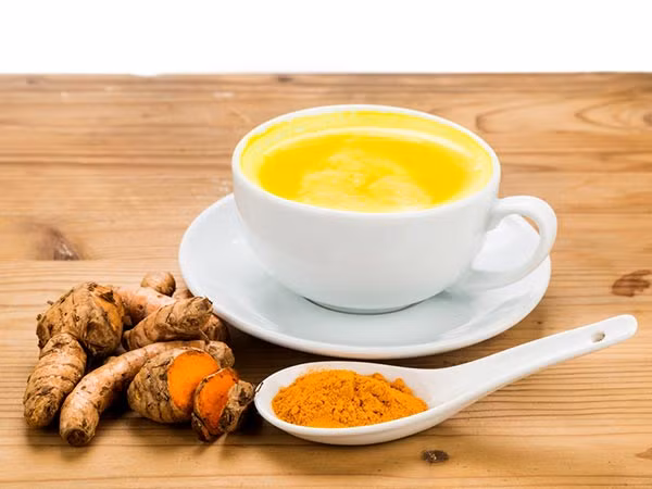 3. Giảm mức cholesterol: Curcumin trong nghệ đã được chứng minh có tác dụng giữ cho trái tim khỏe mạnh bằng cách giảm mức cholesterol LDL (có hại). Mức cholesterol LDL tăng làm tăng nguy cơ bệnh tim, bệnh mạch vành và đột quỵ và uống trà nghệ làm giảm những nguy cơ sức khỏe này.