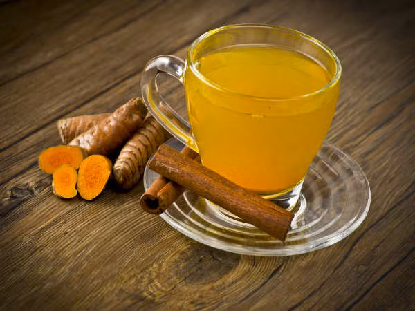 Cách đơn giản để pha trà nghệ: Bạn chỉ cần đun sôi hai bát nước lọc trong một cái ấm, sau đó nạo khoảng ba cm nghệ tươi cho vào. Nếu không có nghệ tươi, bạn có thể thay thế bằng một thìa bột nghệ. Tiếp tục đun sôi hỗn hợp này trong 2-3 phút. Sau đó, rót nước nghệ vào một chiếc ly. Thêm một thìa mật ong và một ít bột tiêu vào rồi khuấy đều. uống hỗn hợp này mỗi sáng, trước khi ăn. Ảnh: Boldsky.