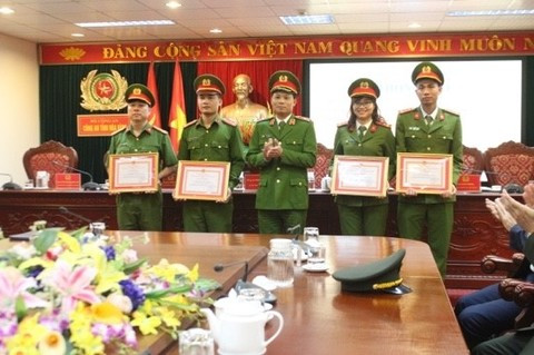 Hon 100 Canh sat truy nong ten cuop ngan hang-Hinh-4