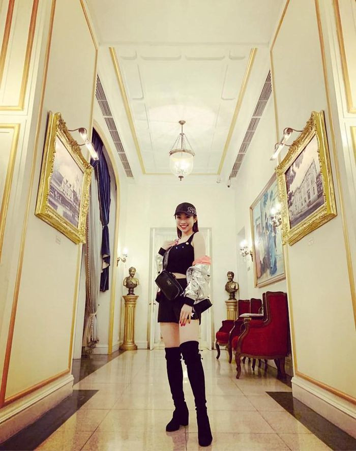 Phong cách thời trang của bạn gái Chi Bảo vừa sang trọng lại vừa gợi cảm vừa đủ.