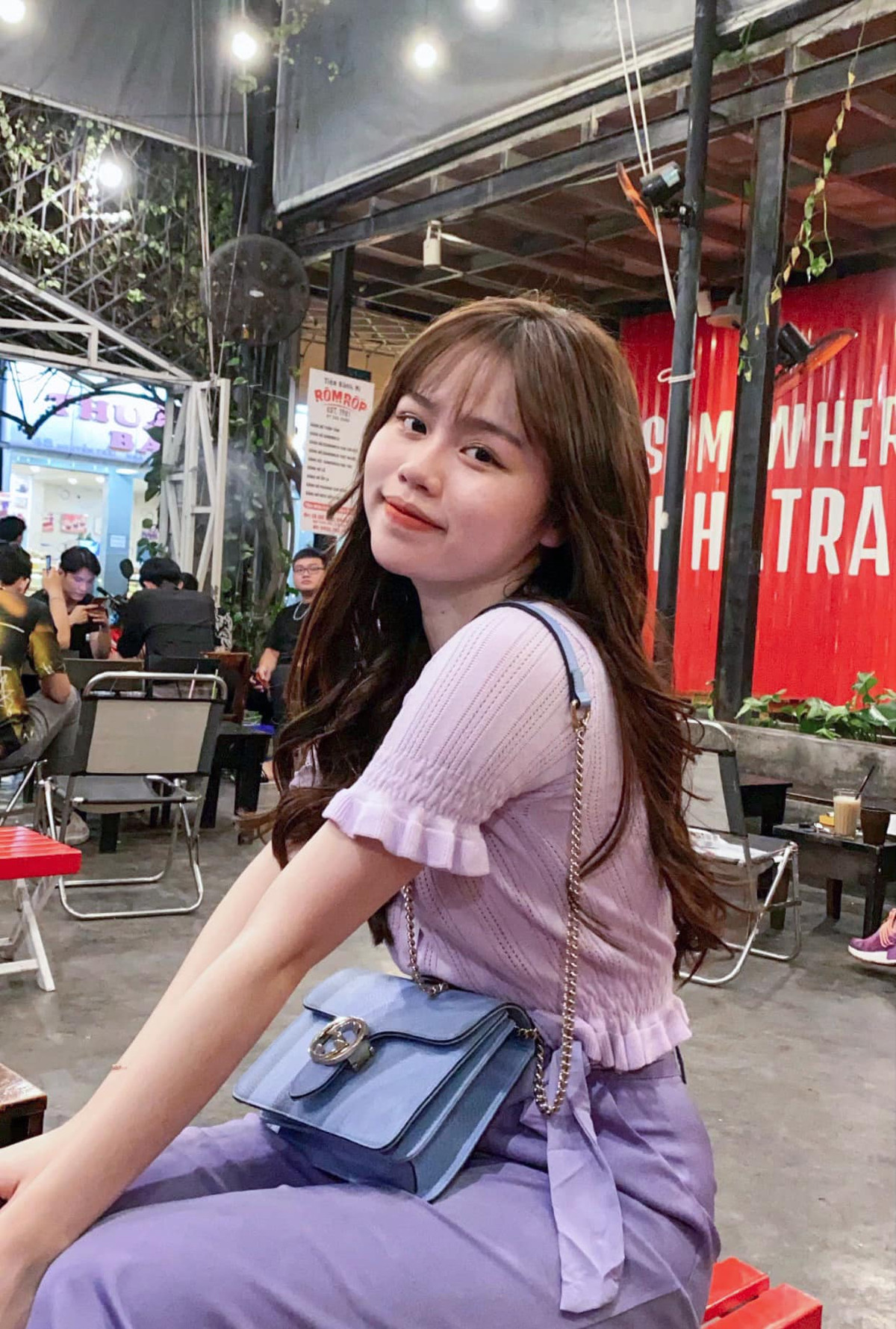 Huỳnh Anh cũng ứng dụng cách "lên đồ" cả cây ton sur ton để biến hóa diện mạo thời thượng và sang chảnh hơn.