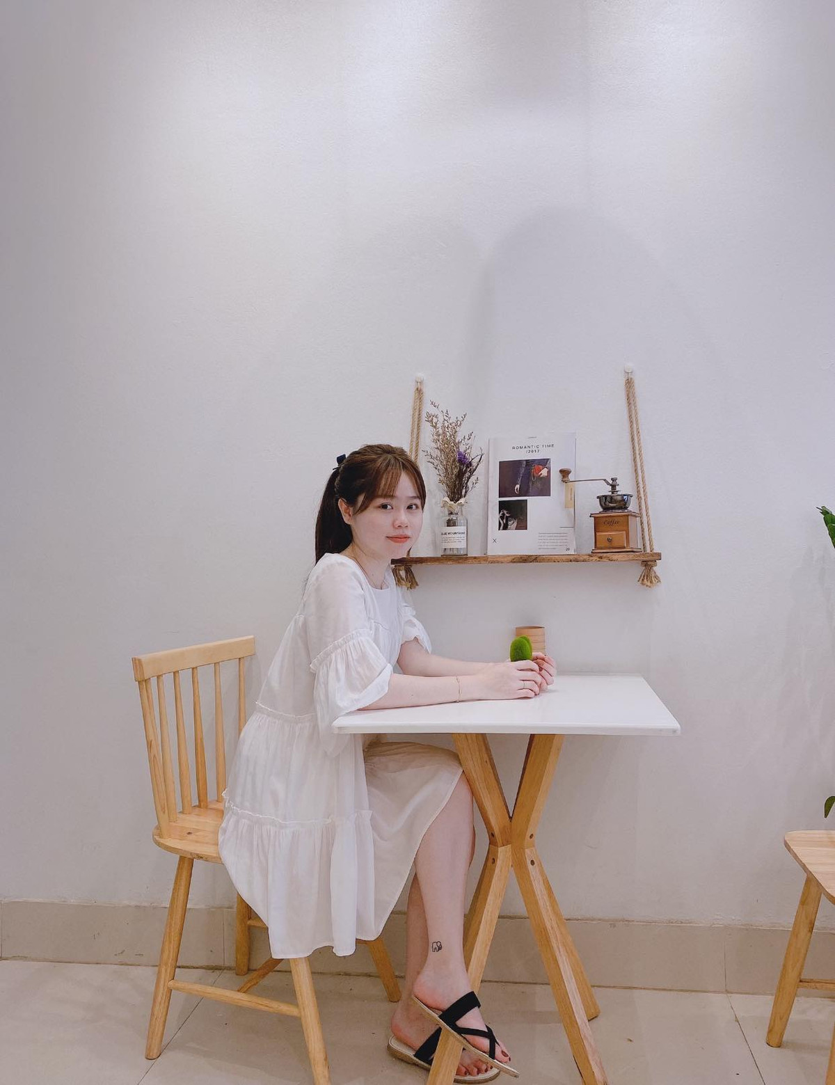 Với ngoại hình nhỏ nhắn, 9X thường xuyên chọn các trang phục nữ tính như váy babydoll, đầm hai dây nhẹ nhàng.