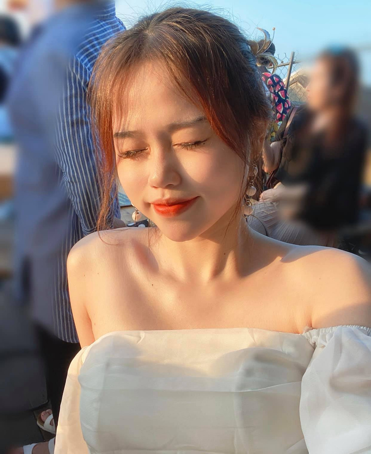 Những kiểu áo trễ vai dáng ngắn, có chi tiết tay bồng bềnh giúp cô bạn khoe thân hình thon thả, mang đến cảm giác điệu đà và phần gợi cảm.