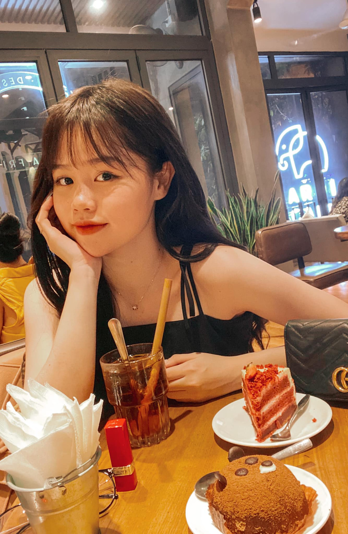 Dường như Huỳnh Anh là cô gái yêu chuộng những bộ trang phục mang màu sắc đơn giản như trắng, đen. Hai tông này vừa dễ phối đồ, vừa làm tôn tông da.